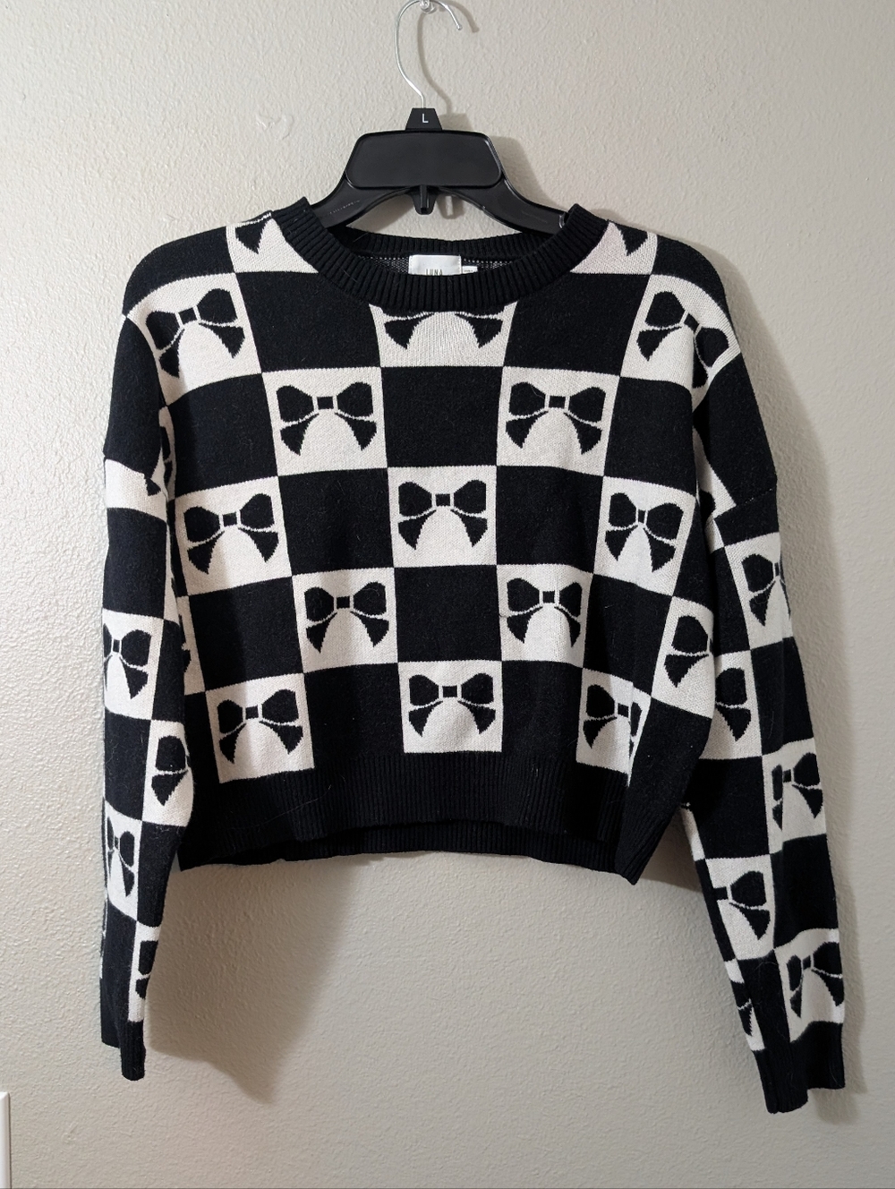 Luna Ivy Black & White Bow-Pattern Cropped Sweater